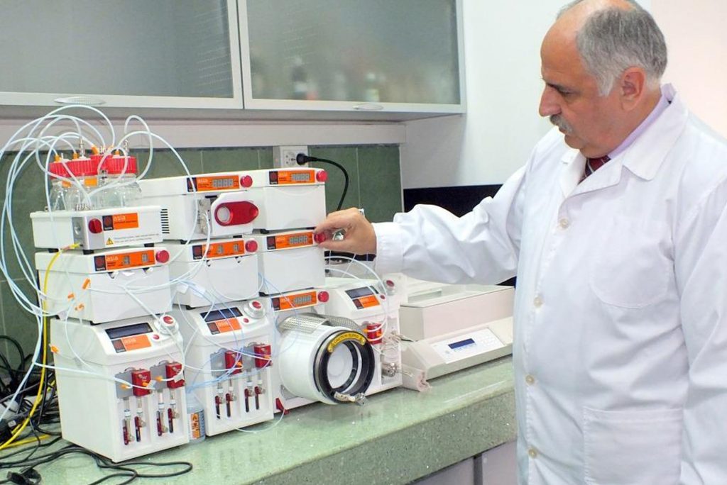A chemist at ICECHIM using a Syrris Asia flow chemistry system
